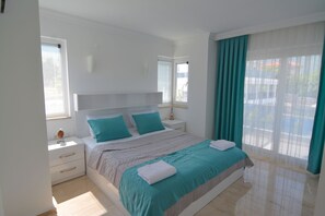 3 chambres, coffres-forts dans les chambres, fer et planche à repasser