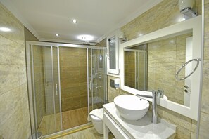 Sèche-cheveux, serviettes fournies