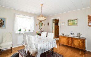 Dining - Cozy home in Vänersborg with WiFi (Vänersborg)