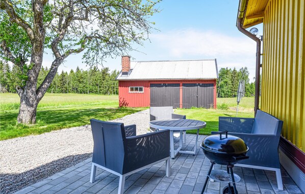 Outdoor dining - Cozy home in Vänersborg with WiFi (Vänersborg)