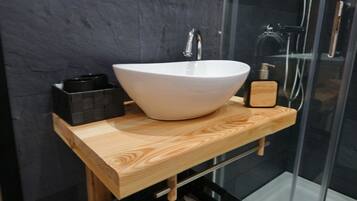 Dusche, Haartrockner, Handtücher, Seife
