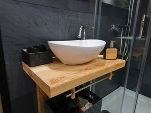 Een douche, een haardroger, handdoeken, zeep