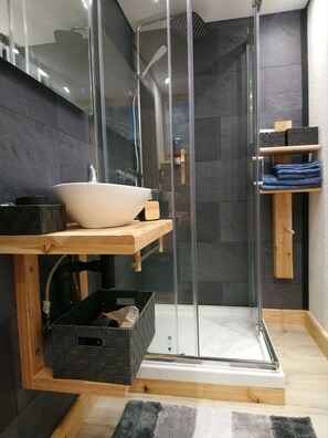 Ducha, secador de pelo, toallas y jabón