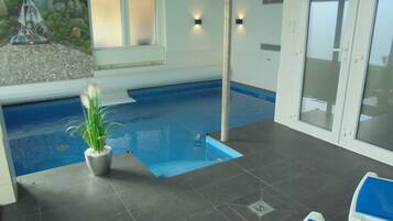 Una piscina cubierta, una piscina climatizada