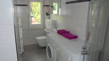 Vasca, asciugacapelli, asciugamani, sapone