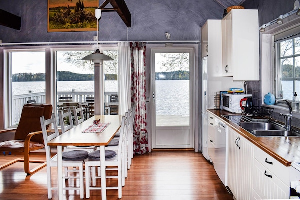 Kylskåp, spishäll, diskmaskin och kaffe- och tebryggare