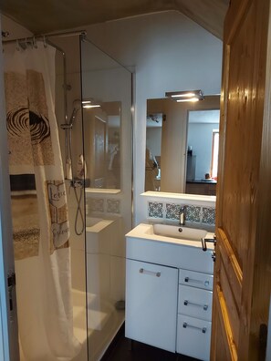 Douche, sèche-cheveux, savon, papier toilette