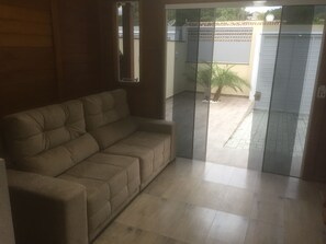 Luxury Bungalow, Multiple Beds, Non Smoking | Living room | Smart TV - Bangalôs do Parque (Penha)