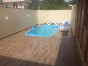 สระว่ายน้ำกลางแจ้ง