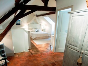 5 bedrooms, iron/ironing board, WiFi, bed sheets