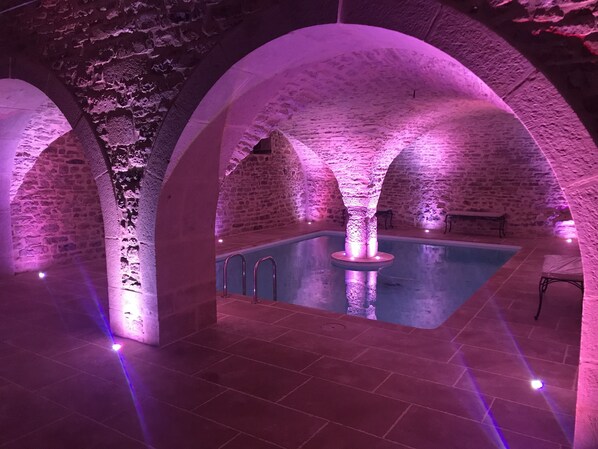 Indendørs pool, opvarmet pool