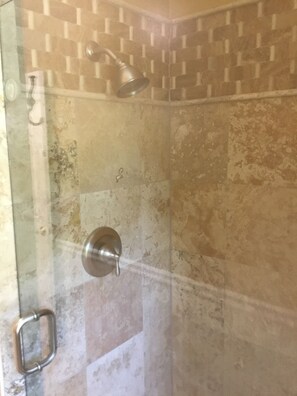 Douche, sèche-cheveux, serviettes fournies, savon