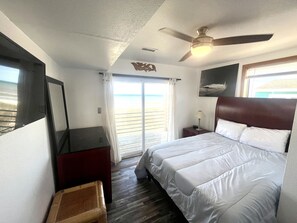 4 sovrum, skrivbord, strykjärn/strykbräda och resesäng