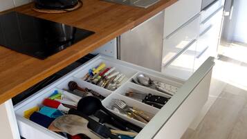 Een koelkast, een microgolfoven, een oven, een kookplaat