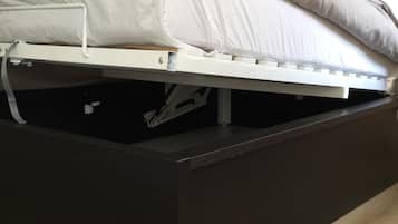 1 chambre, bureau, fer et planche à repasser, lit parapluie