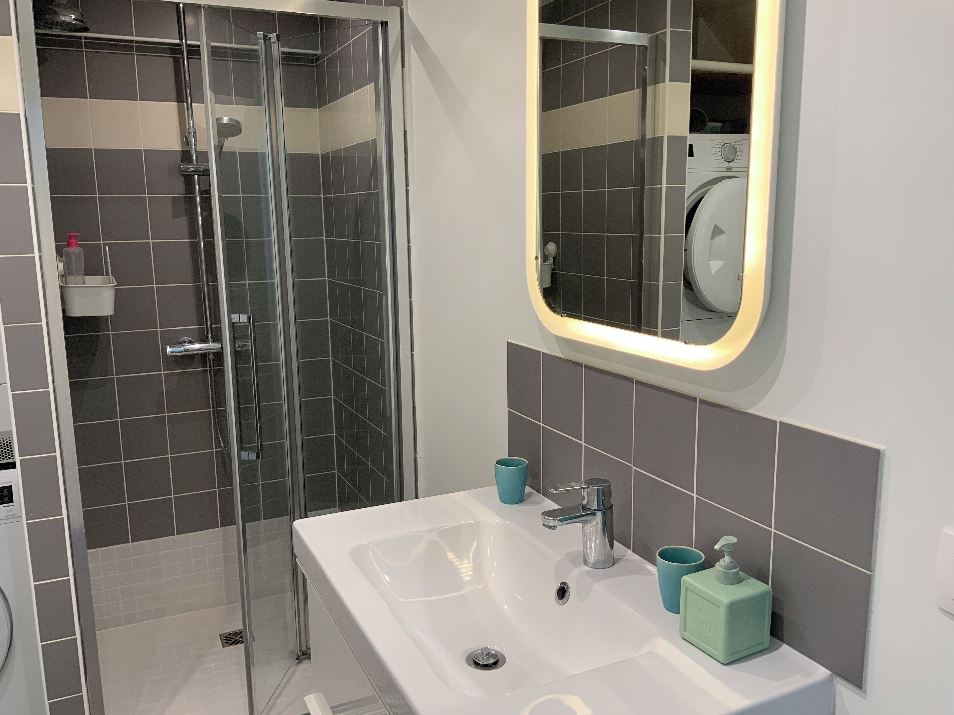 Douche, sèche-cheveux, serviettes fournies, savon