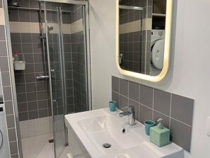 Een douche, een haardroger, handdoeken, zeep