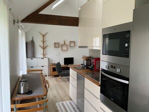 Frigorifero, microonde, forno, piano cottura