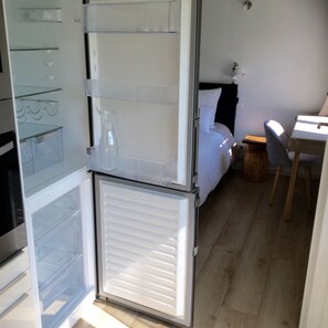 1 chambre, bureau, fer et planche à repasser, lit de bébé portatif