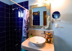Een douche, handdoeken, zeep, shampoo
