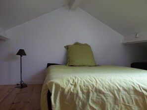 2 habitaciones, tabla de planchar con plancha, cuna de viaje y wifi 