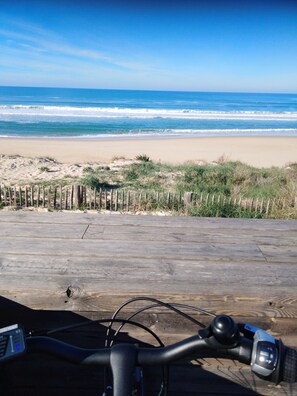 A wooden deck with a view of the beach and ocean. - This old renovated forge, classified ***, combines charm of old and modern (Saint-Julien-En-Born)