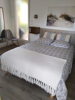 2 habitaciones, tabla de planchar con plancha, cuna de viaje y wifi
