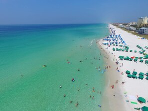 Vlak bij het strand, ligstoelen aan het strand, strandlakens