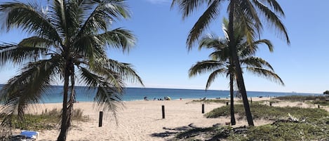 På stranden