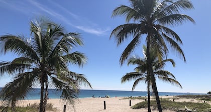 Just Steps to the Beach! Relax Across from the Ocean at Saltyside Bungalow