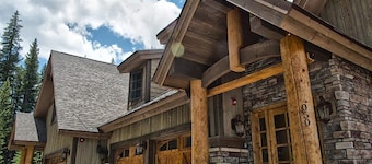 8 Bedroom Luxury Home! 2 Private Hot Tubs!