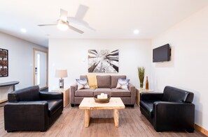 Smart TV, fireplace, books - Modern Comfy, Convenient New Build (Golden)