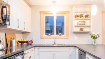 Een koelkast, een magnetron, een oven, een kookplaat