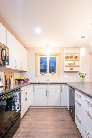 Fridge, microwave, oven, stovetop - Modern Comfy, Convenient New Build (Golden)