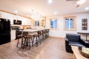 Fridge, microwave, oven, stovetop - Modern Comfy, Convenient New Build (Golden)