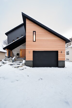 Exterior - Modern Comfy, Convenient New Build (Golden)