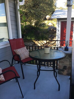 Outdoor dining - Sam Hill's Cottage In historic Prescott Arizona (Prescott)