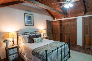 3 bedrooms, iron/ironing board, travel cot, free WiFi - Cozy & Chic Rustic Retreat-Luxury Log Home Near Downtown, Opry and Much More (Nashville)