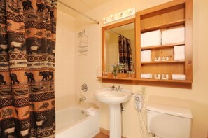 Hair dryer, towels, soap, toilet paper - Fantastic Mountain Condo with Full Kitchen (Dillon)