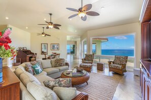 Smart TV, libri, impianto stereo, stampante