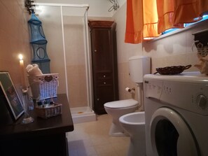 Duschwanne, Haartrockner, Bidet