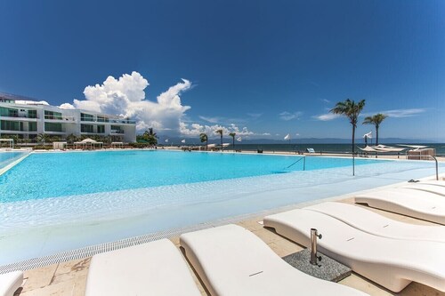 BEACHFRONT familial !!!!! Piscines incroyables et meilleure plage autour! 