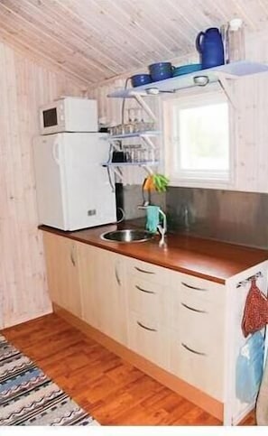 Réfrigérateur, four à micro-ondes, surface de cuisson, cafetière-théière