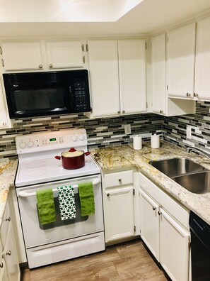 Geladeira, micro-ondas, fogão, cooktop