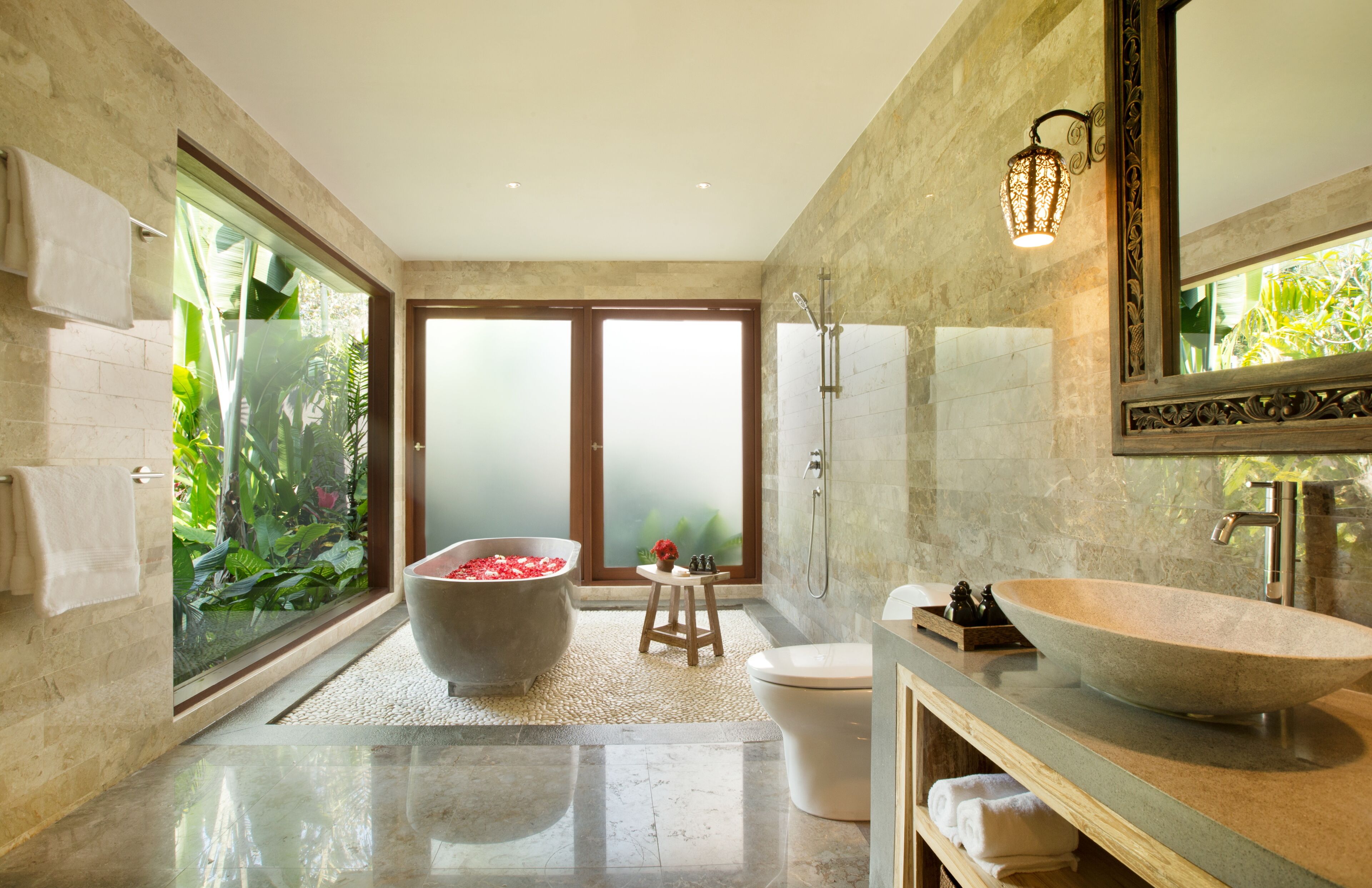 Bañera con ducha, artículos de tocador ecológicos, secador de pelo
