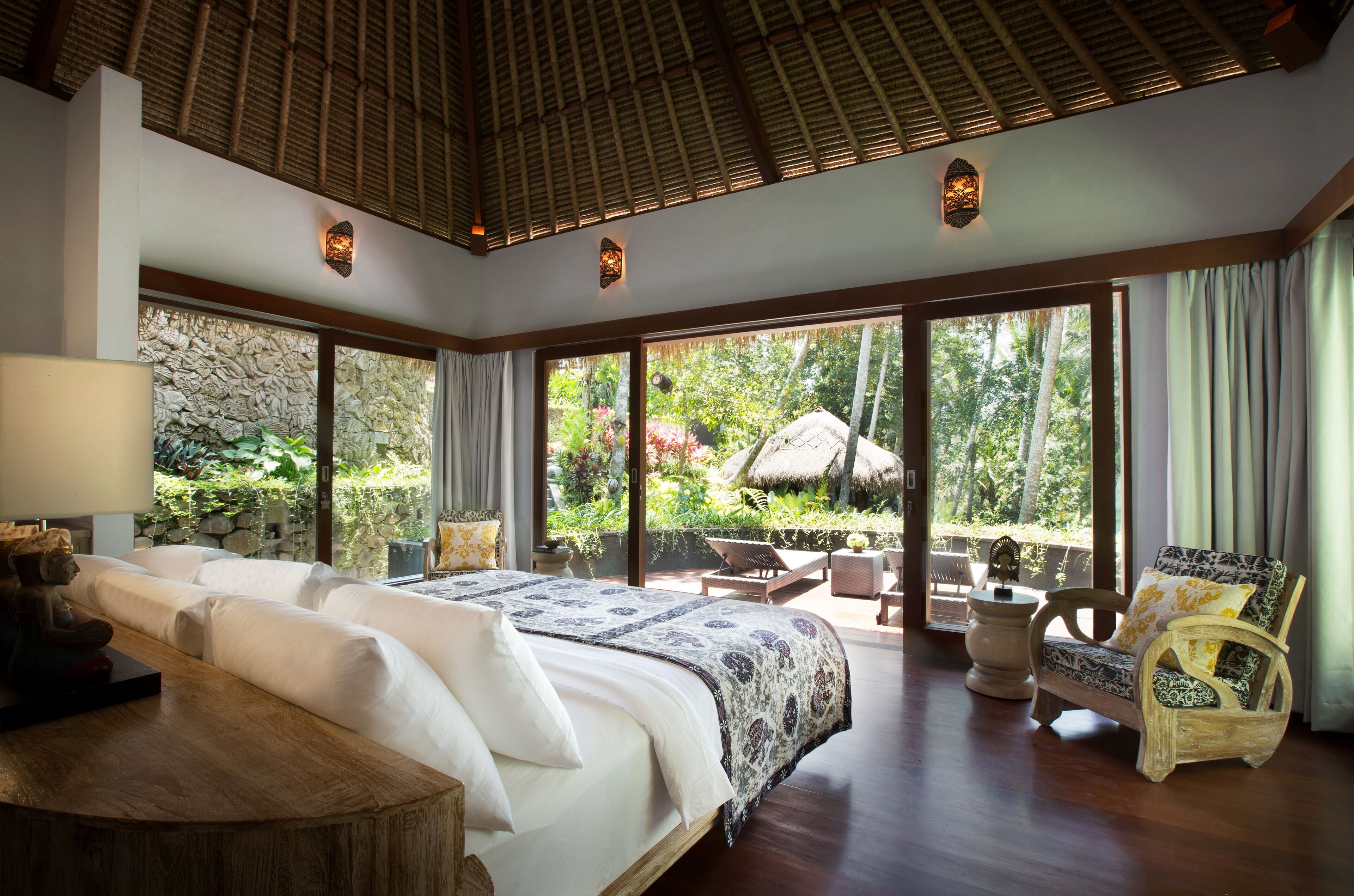 4 makuuhuonetta, tallelokero huoneessa, työpöytä, silitysrauta/-lauta