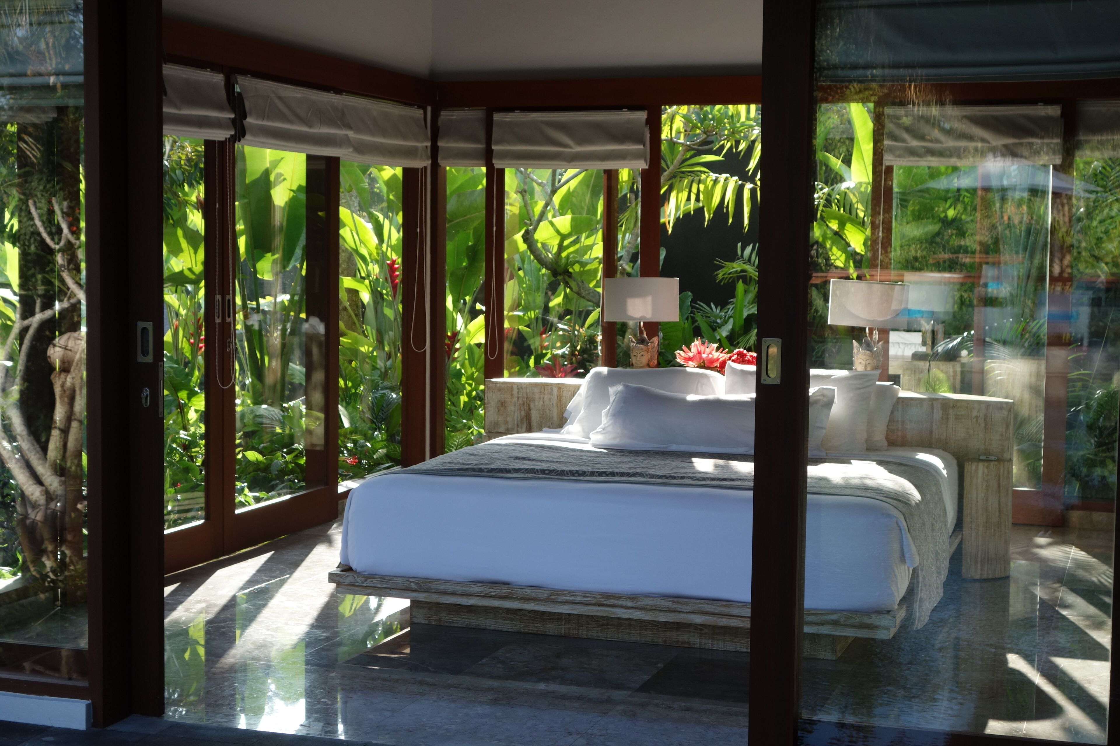 4 makuuhuonetta, tallelokero huoneessa, työpöytä, silitysrauta/-lauta