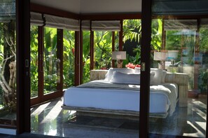 4 bedrooms, in-room safe, desk, iron/ironing board