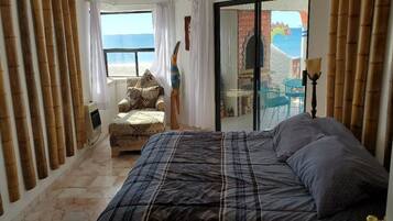 3 makuuhuonetta, työpöytä, ilmainen Wi-Fi, vuodevaatteet