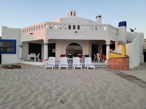 BEACHFRONT 3 bedroom Spacious Comfy. Pet Friendly!